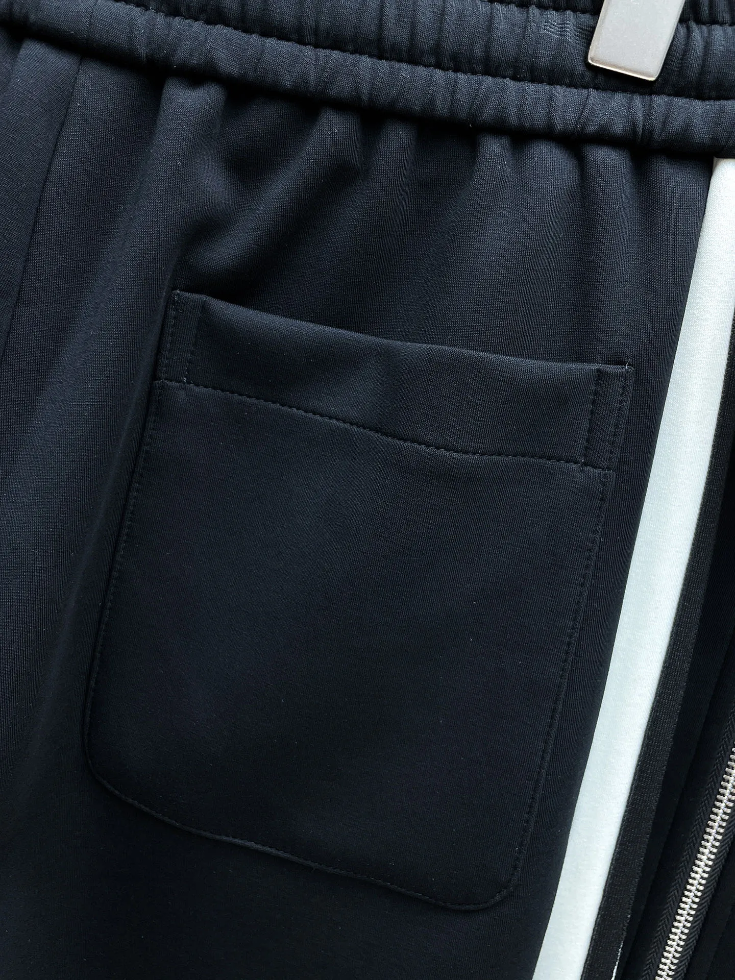 Balenciaga 2026 New Arrival counter Same Style casual suit, Breathable, comfortable and casual! Full of high-end feel! The details are exquisite and high-end, and the workmanship is impeccable! The original Premium fabric is very high-end! The fabric is crisp and anti-wrinkle Wear-Resistant, warm, neat and stylish. Everyone must buy a set this autumn and winter. They must look cool and cool when wearing them. We especially recommend Sizes M-3XL